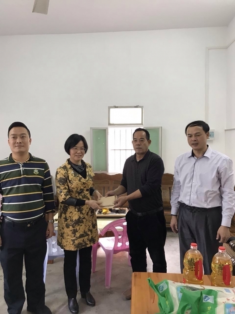 王静云同志带队到帮扶村送温暖