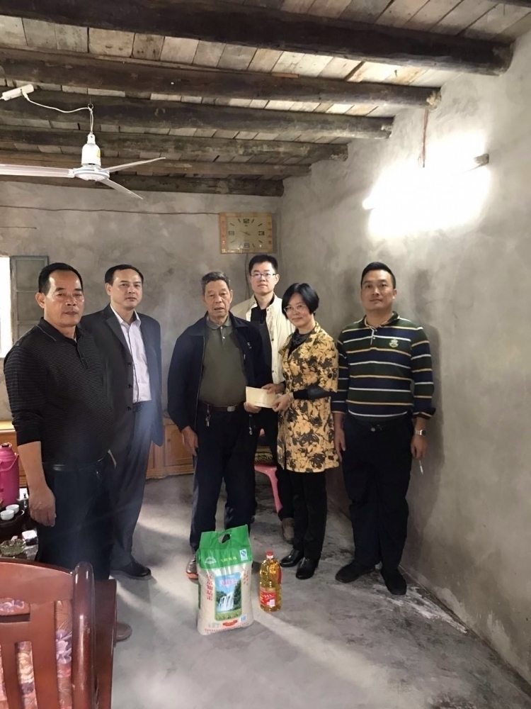 王静云同志带队到帮扶村送温暖