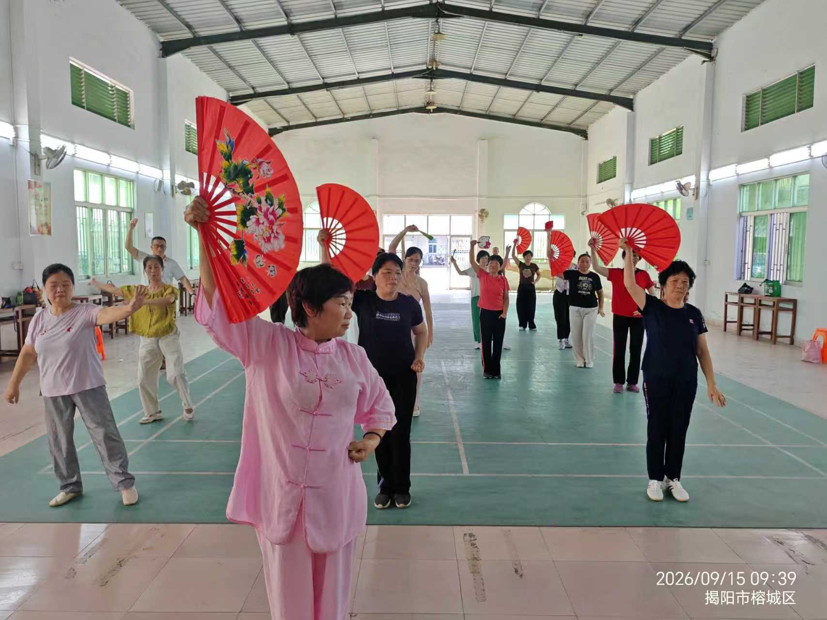 银龄展风采 乐学正当时——广东老年大学揭阳学院2026年度老年教育声乐、太极功夫扇公益培训班顺利开课